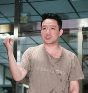 ​张兰直播间的小助理回应汪小菲撤案原因