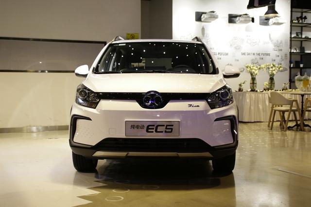 续航超400km9.99万元起售北汽新能源EC5杀入纯电动小型SUV市场-