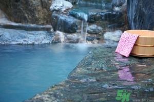 泡温泉可以戴隐形眼镜吗？泡温泉带隐形眼镜可以吗？