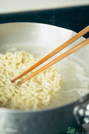 辛拉面是哪个国家的？辛拉面怎么煮好吃？