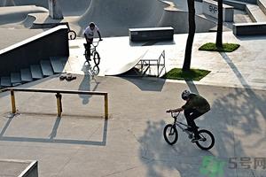 多大的孩子可以玩滑板车?初学者玩滑板要注意什么