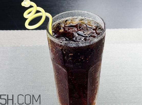 可乐和牛奶混在一起能喝吗？可乐不能和什么一起喝