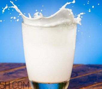 ​可乐和牛奶混在一起能喝吗？可乐不能和什么一起喝