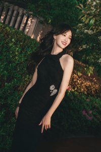 ​唐嫣穿挂脖黑色长裙 明媚张扬优雅迷人