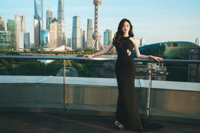 唐嫣穿挂脖黑色长裙 明媚张扬优雅迷人