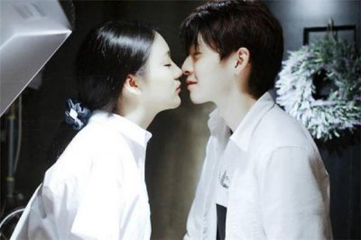 ​接吻时男生是什么感觉 接吻时男生的手应该放在哪里