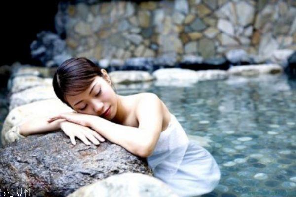 冬季里泡温泉时必须知道的小常识