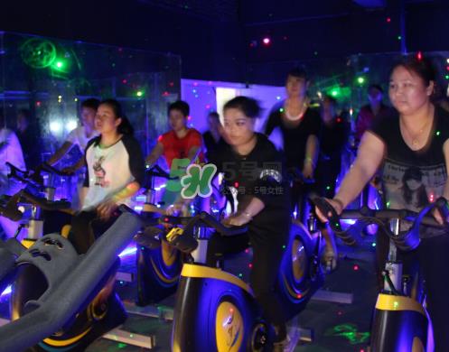 动感单车伤膝盖吗？骑动感单车会伤害膝盖吗？