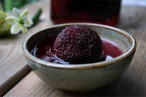 杨梅酒什么时候喝最好 杨梅酒早上喝还是晚上喝好