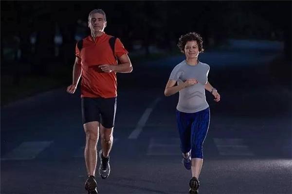 晚上运动会导致失眠吗 运动量不要太大