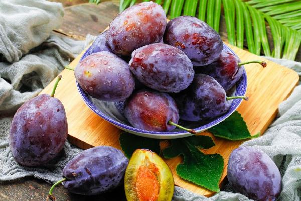 西梅可以吃皮儿吗 西梅皮怎么剥