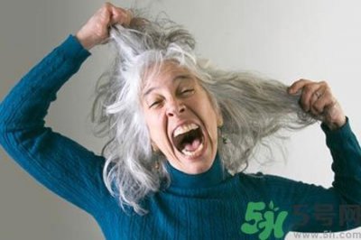 ​缺什么头发会变白？年轻人头发变白是缺维生素吗？