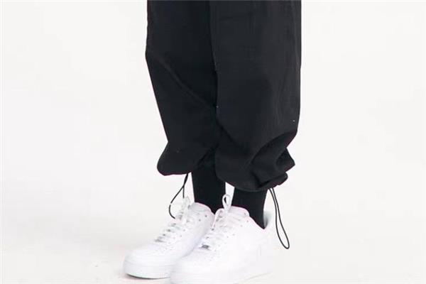 束脚裤配什么鞋子好看 束脚裤怎么搭配鞋子