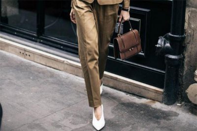 ​白色v口鞋怎么搭配 v口鞋搭配技巧