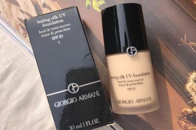 ​怎样防止粉底液堵塞毛孔 防止粉底液堵塞毛孔的方法