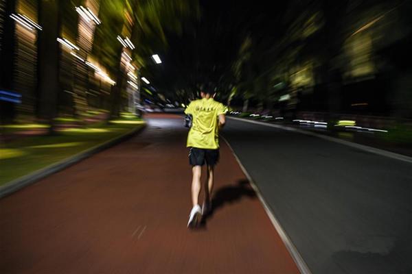 夜跑跑几公里算合适 夜跑能锻炼腹肌吗