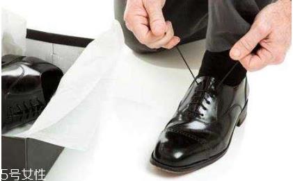 新鞋子挤脚怎么办 鞋子小了挤脚怎么办