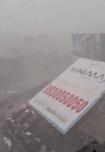 ​画面曝光！印度一广告牌突然倒塌，已致14人死亡74人受伤