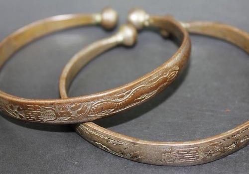 生活手镯内有纹银两个字值钱吗  1