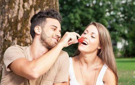 怎么样和陌生女生聊天引起她的注意，怎样和女孩子聊天