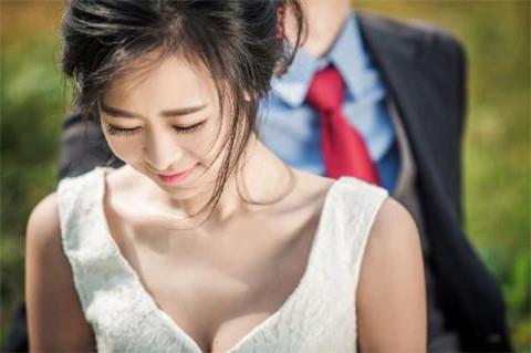 没给女朋友聚餐夹菜生气了怎么哄