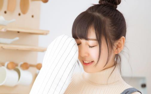 女生对你比较冷淡不会主动和你聊天