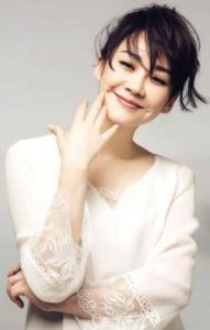 ​48岁许晴穿上民国校服，一个侧脸比17岁女学生还嫩