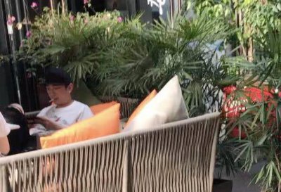 ​王思聪夜店蹦迪左拥右抱，壕气冲天为全场买单