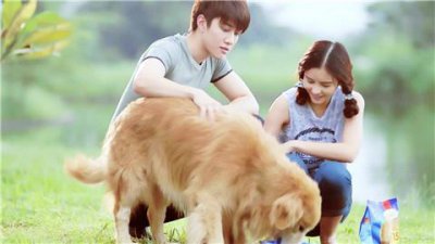 ​怎么样套路女朋友然后亲她？