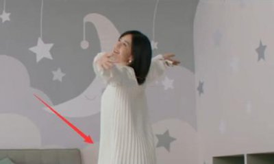 ​谢娜挺孕肚拍广告 妆容精致气质温婉