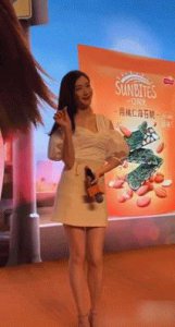 ​江疏影穿短裙露美腿 双膝跪地与粉丝合影