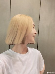 ​杨丞琳阴阳头满满时尚感 晒自拍大呼开心