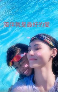 ​张柏芝晒与二儿子合照 坦言“陪伴就是最好的爱”