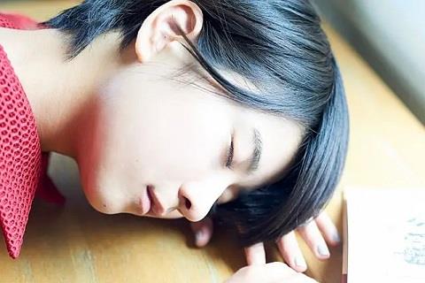 女生不回微信暗示放弃，尽早看清她的态度1