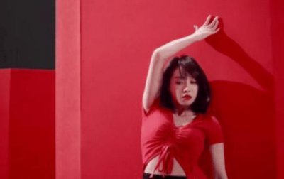 ​宋茜跳舞时意外露出内衣，帅气救场，动作太撩人了