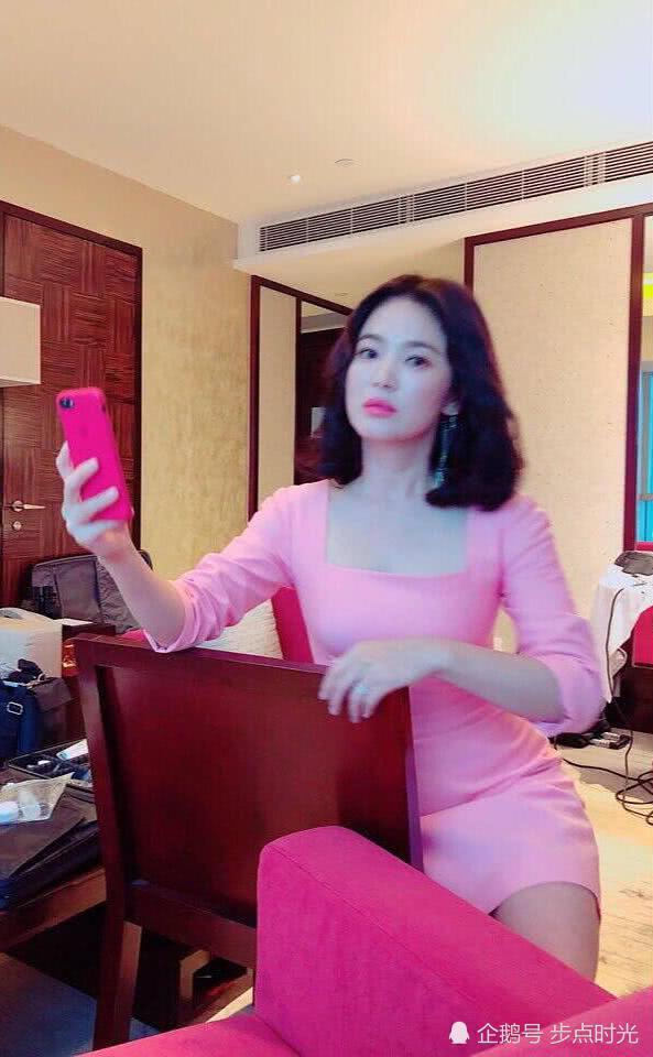 宋慧乔婚后女人味四溢秀好身材，上围傲人小腹凸起孕味浓！