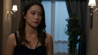 ​TVB知名女星演床戏超投入，穿低胸裙疑走光，传得罪高层遭雪藏