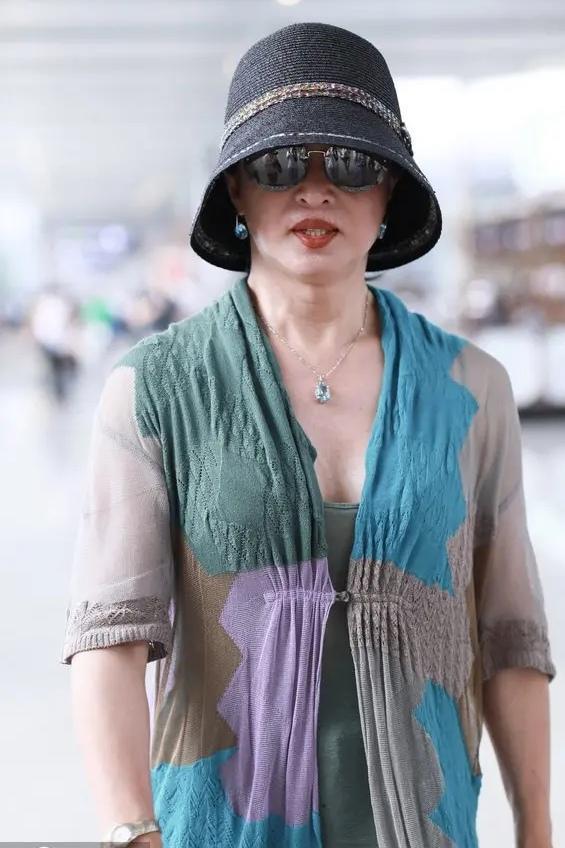 52岁金星也放开了，低领内搭配开衫秀丰满身材，潇洒又有女人味