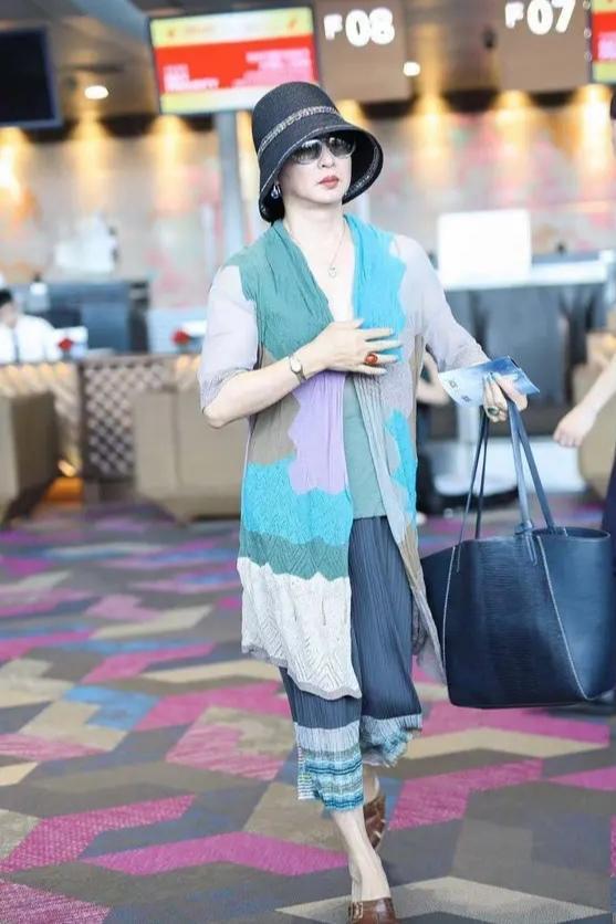 52岁金星也放开了，低领内搭配开衫秀丰满身材，潇洒又有女人味