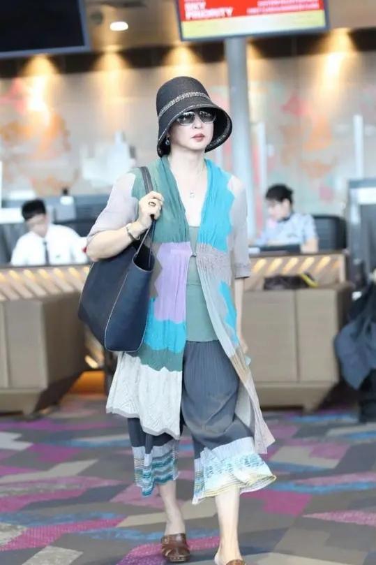 52岁金星也放开了，低领内搭配开衫秀丰满身材，潇洒又有女人味