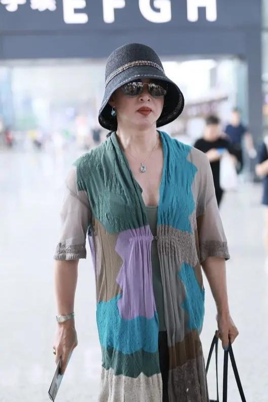 52岁金星也放开了，低领内搭配开衫秀丰满身材，潇洒又有女人味