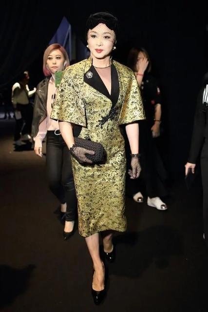 52岁金星也放开了，低领内搭配开衫秀丰满身材，潇洒又有女人味