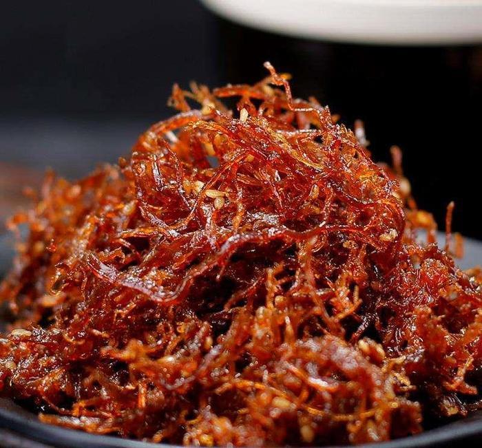 用这种方法做出来的灯影牛肉丝，香辣十足，十分有嚼劲，干净卫生