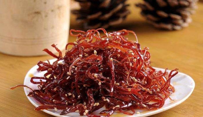 用这种方法做出来的灯影牛肉丝，香辣十足，十分有嚼劲，干净卫生