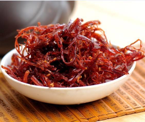 用这种方法做出来的灯影牛肉丝，香辣十足，十分有嚼劲，干净卫生