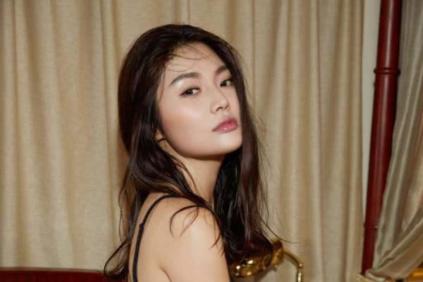 徐冬冬登《男人装》，傲人身材太性感，网友：不愧是“大嫂”