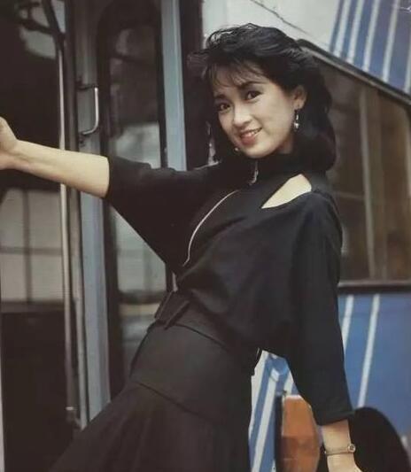 曾是黄日华最爱的女人, 颜值不输赵雅芝, 今16岁女儿比妈妈还美