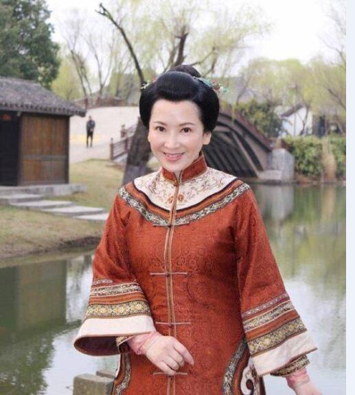 曾是黄日华最爱的女人, 颜值不输赵雅芝, 今16岁女儿比妈妈还美