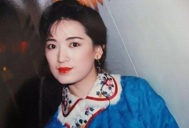 曾是黄日华最爱的女人, 颜值不输赵雅芝, 今16岁女儿比妈妈还美
