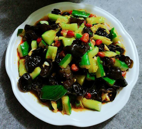 美食推荐：木耳拌黄瓜，糖醋西瓜皮，凉拌鸡爪的做法